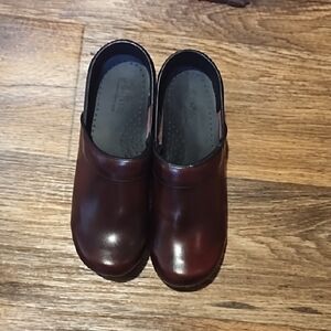 Sanita Dark Brown Like New Women's Brown Clogs Size 37 EU. Fits like a 6/6.5 US